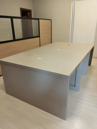 Mesa de escritório 2,60 comprimento por 1,40 largura