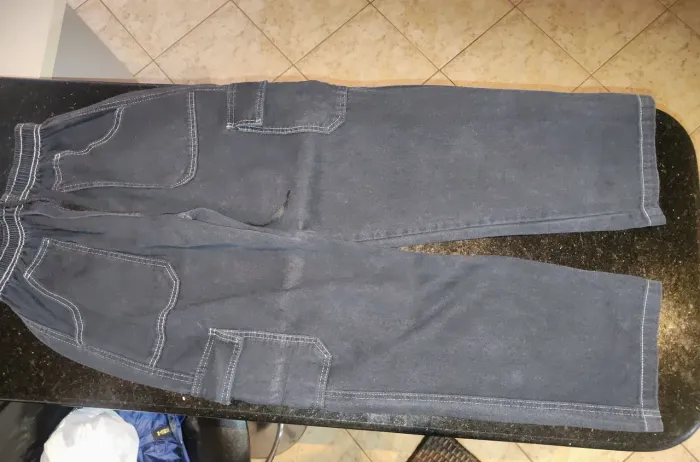 Calça preta reta cargo, tecido jeans fino com costura branca