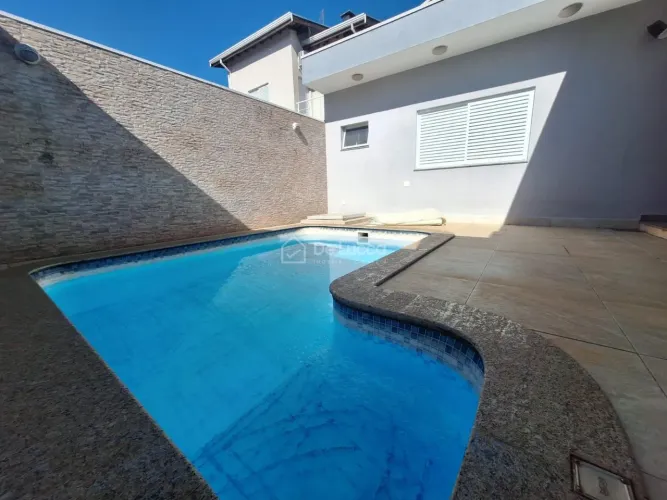 Casa à venda com 4 suítes, piscina e excelente padrão de acabamento.