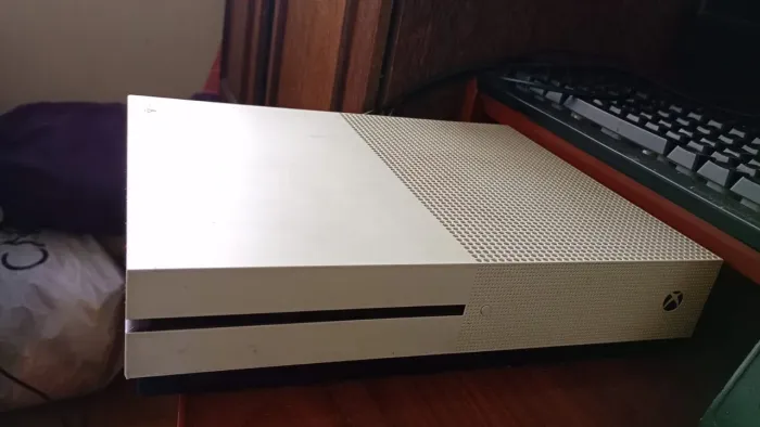 Xbox one S 500gb / console + cabos originais (sem controle)