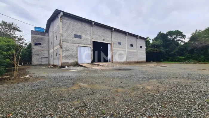 Galpão para alugar em Penha 739 m²
