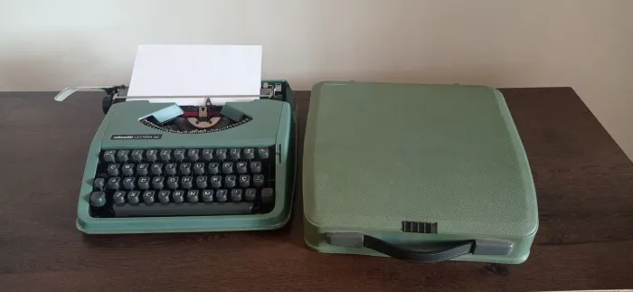 Máquina de escrever Olivetti Lettera 82