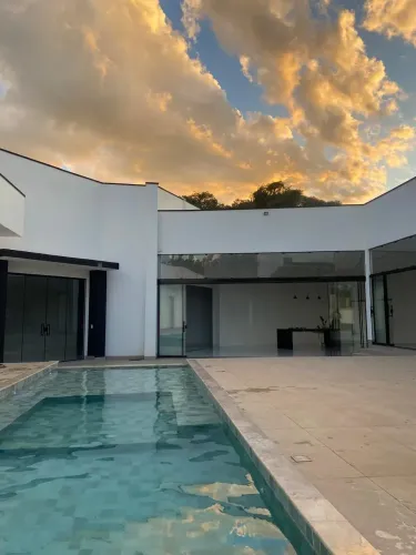 Casa com 4 quartos sendo 4 suítes em condomínio em Nerópolis Alto padrão
