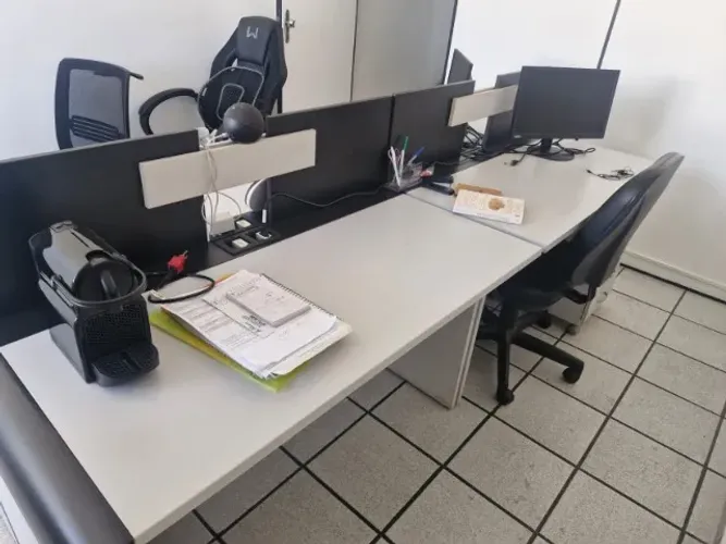 Mesa de escritório com gaveteiro