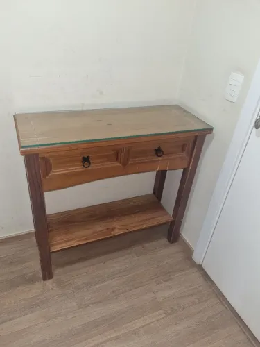 Mesinha de madeira com duas gavetas