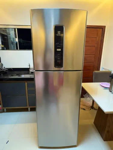 Vendo geladeira semi nova Electrolux PLATINUM INVERTE TECNOLOGY.