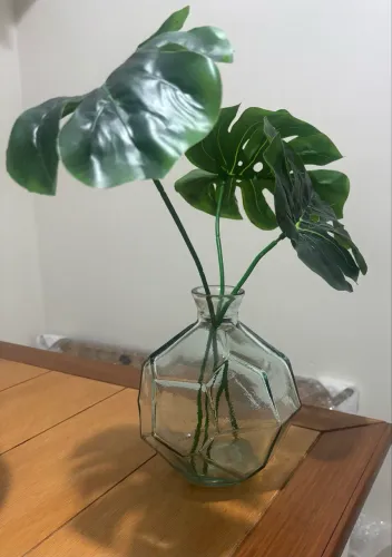 Vaso com folhas artificiais