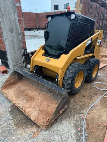 Bobcat / Mini carregadeira Caterpillar no ponto de usar