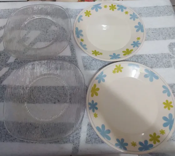 Conjunto com 2 pratos de porcelana e 2 pratos de vidro semi-novos