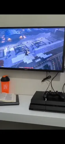 PS4 com caixa 7 jogos top de linha, dois controles e todos os cabos