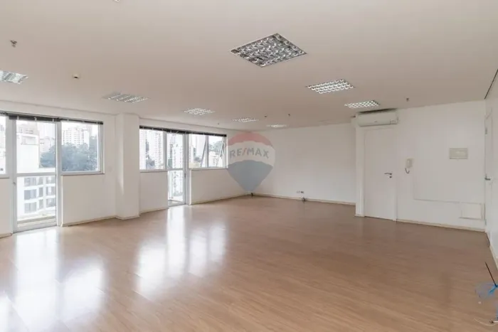 Sala Comercial de 82m² com 4 Vagas e gerador 100%