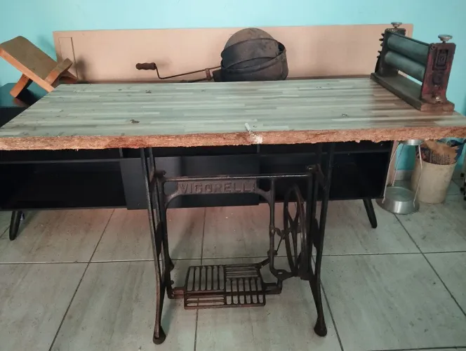 Vendo mesa com cilindro pão e pé de máquina de costura Vigorelli original 