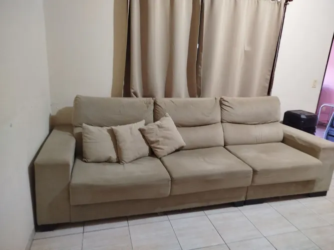 Vendo sofá restratico três lugares acompanhado de 3 almofadas 