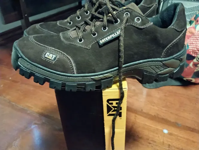 Bota Caterpillar tamanho 42 nova de couro camurça