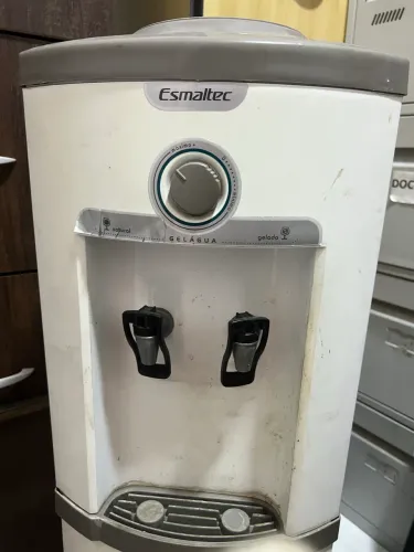 Vendo bebedouro vertical quente e frio gelando