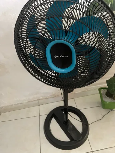 Vendo ventilador seminovo obs: ele parou mais acredito que seja problema de lubrificação 