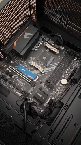 Placa mãe Gigabyte Aorus Elite B550M usada com caixa.