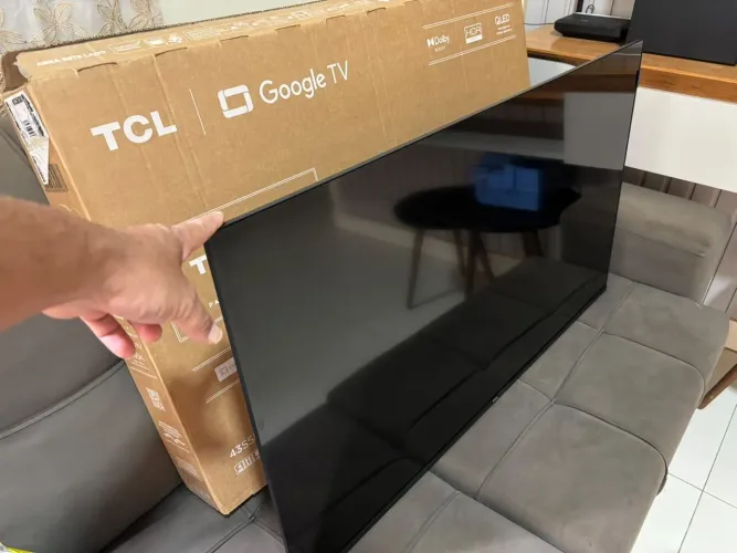 Estou vendendo essa tv TCL 43 polegada novinha 2 mês de uso está na caixa