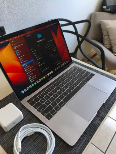 MacBook Pro 2017 - i5/ 1tb/ 16GB/ Touch Bar/ Touch ID.