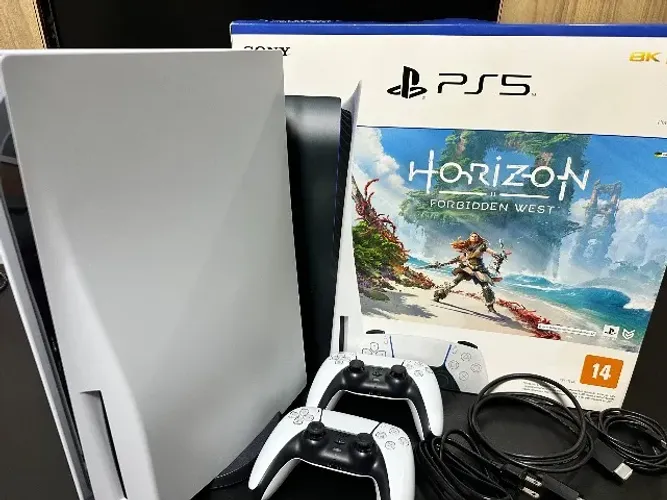 Sony Playstation 5 CFI-1114A Standard c/ Leitor de Disco + 2 Controles + 1 Jogo + NF