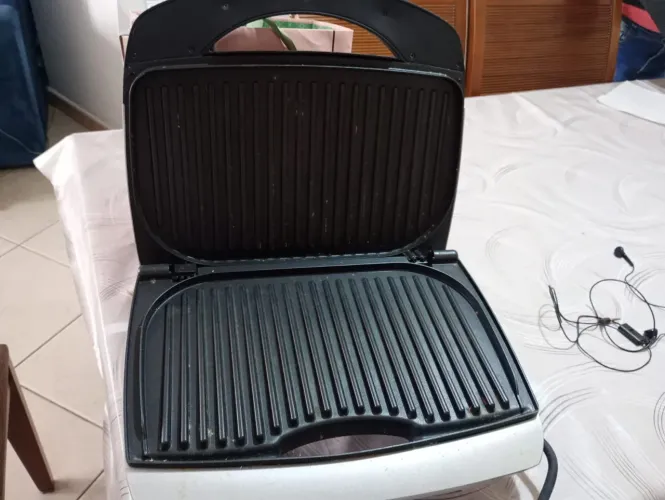 Mega grill Britania 127v