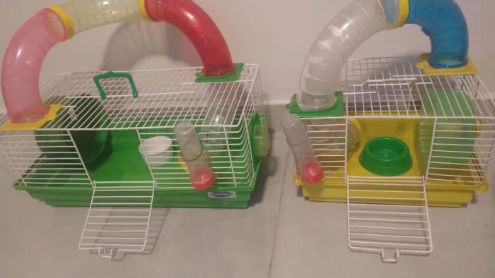 Duas gaiolas de hamster