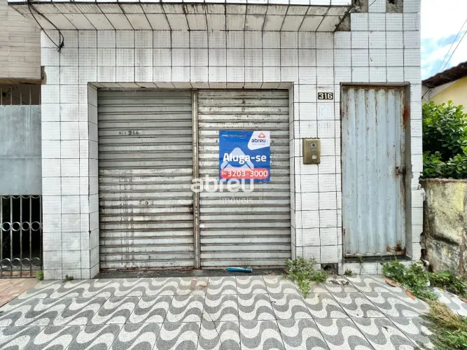 Casa para aluguel localizada na Rua Sao Joaquim, com 3 quartos e 2 banheiros.