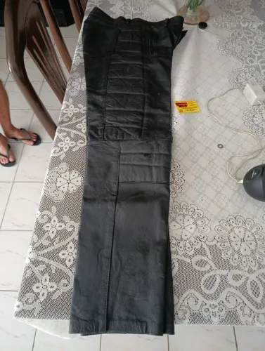 Calça de couro