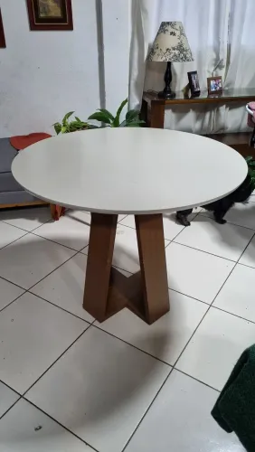 Mesa redonda com 4 cadeiras