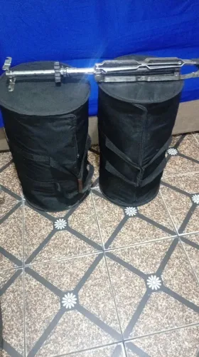 Um par de congas Bauer com bag e estante 
