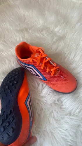 Chuteira de society umbro cannon