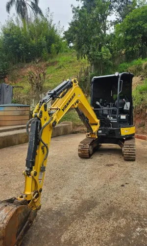 Mini escavadeira Yanmar Vio30 cabine aberta