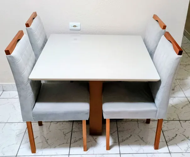 MESA DE QUATRO CADEIRAS 