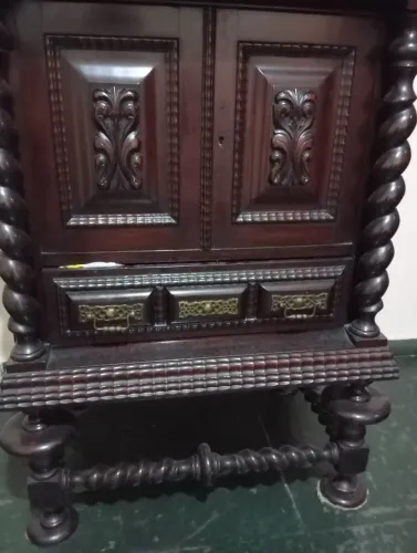 Vendo móveis antigos estilo manuelino português 