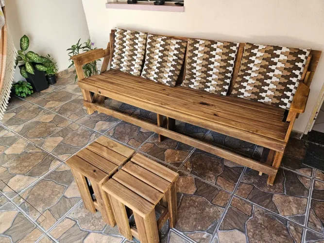Banco que vira Mesa com Almofadas Excelente Estado com Banquetas