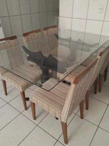 Mesa de vidro com 6 cadeiras