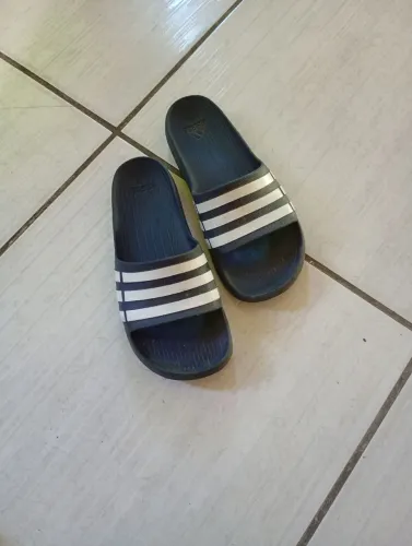 Chinelo Adidas semi nova 