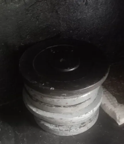 Anilhas de Ferro de 15 Kilos..Tenho seis anilhas..7 Reais o Kilo 