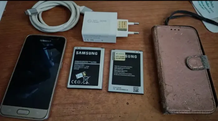 Celular Samsung j1 6 com duas baterias e carregador turbo