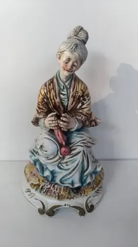 Escultura Em Porcelana Capodimonte Simpática Velhinha