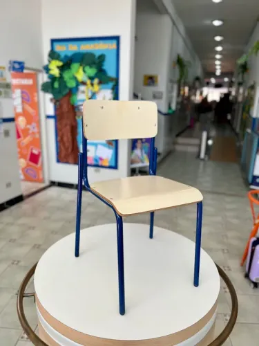 Cadeira e mesa escolar