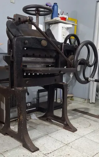 Guilhotina gráfica antiga 60cm
