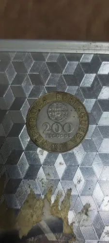 200 escudos ? 