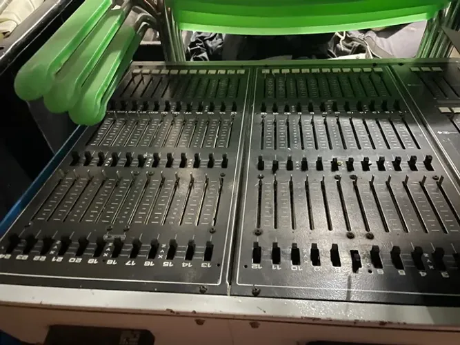 Mesa de audio ditel e rack de luz dimer