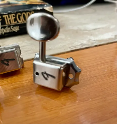 Tarraxas Fender Vintage retiradas de uma Fender Telecaster MIM. Super novas.