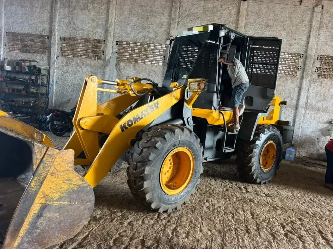 Carregadeira WA200 Ano 2013