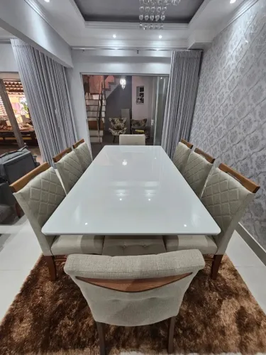 Mesa de Jantar Elegante com 8 Cadeiras de madeira