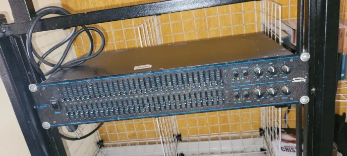 Equalizador Soundking RQ231 com suporte.