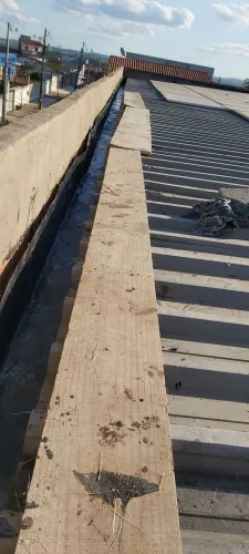 Revestimento de fibra de vidro em calhas de zinco