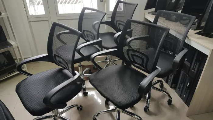 Cadeira de escritório Semi Novas R$180,00 cada